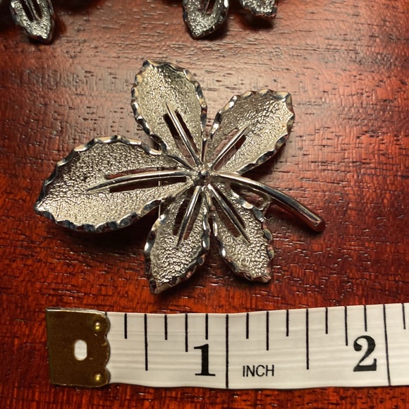 Vintage Sarah Coventry Silvertone Leaf Brooch and Clip Earring Set Like New - Picture 8 of 9